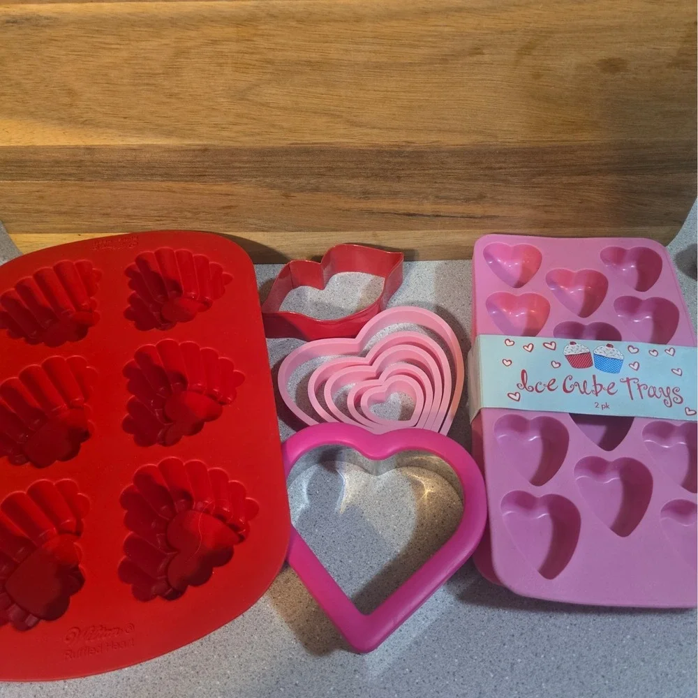 Wilton Cupcake Baking Set Cookie Cutter Decorating Supply Valentine Love Heart